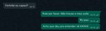 Captura de tela de uma conversa do Whatsapp. Na imagem, o remetente me envia o texto 'Fortnite ou RuPaul?' e eu respondo usando a Siri, no carro 'RuPaul, não trouxe meu Switch'. Porém, a transcrição é feita incorretamente, escrevendo 'Rule por favor. Não trouxe o meu suíte.' 