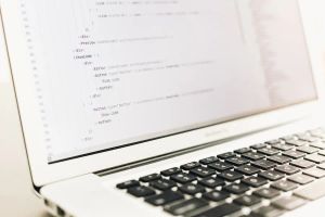 Um notebook com uma IDE aberta.